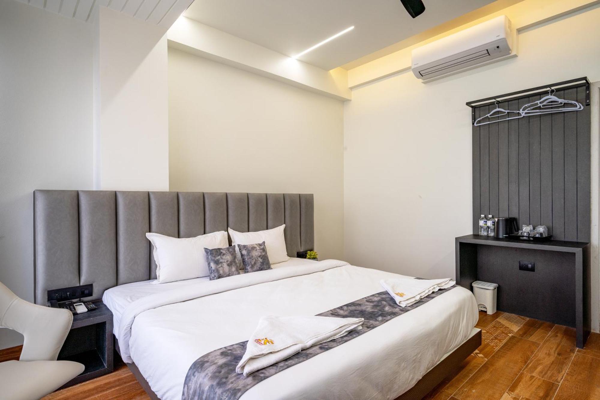 Hotel Darshan Executive Tuljapur Eksteriør billede