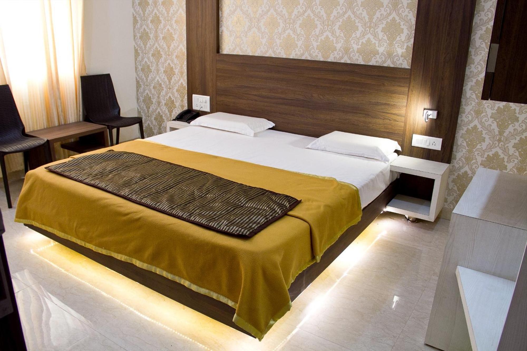 Hotel Darshan Executive Tuljapur Eksteriør billede