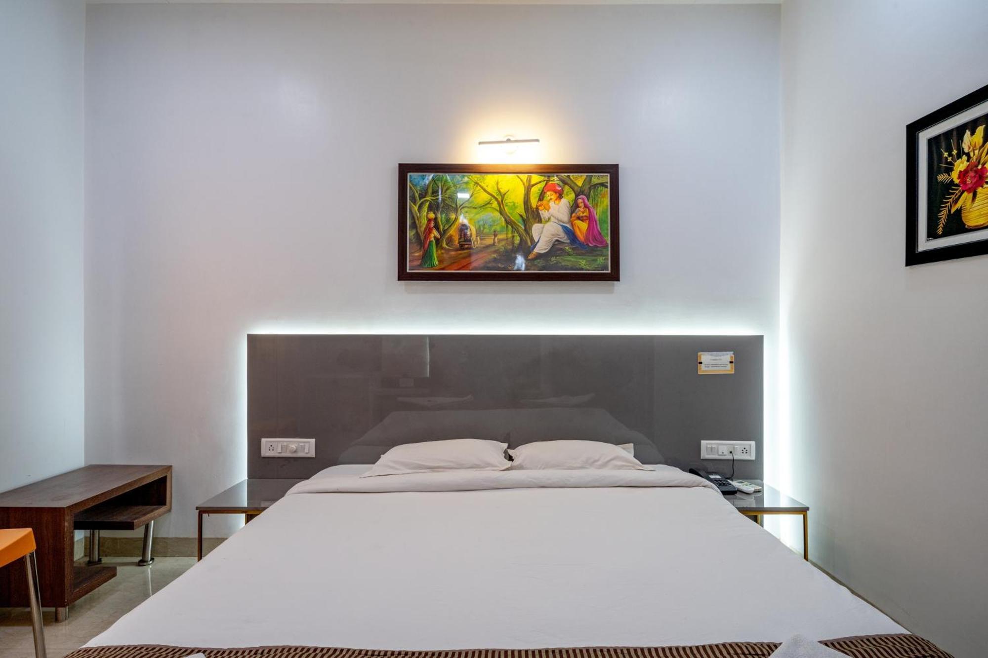 Hotel Darshan Executive Tuljapur Eksteriør billede