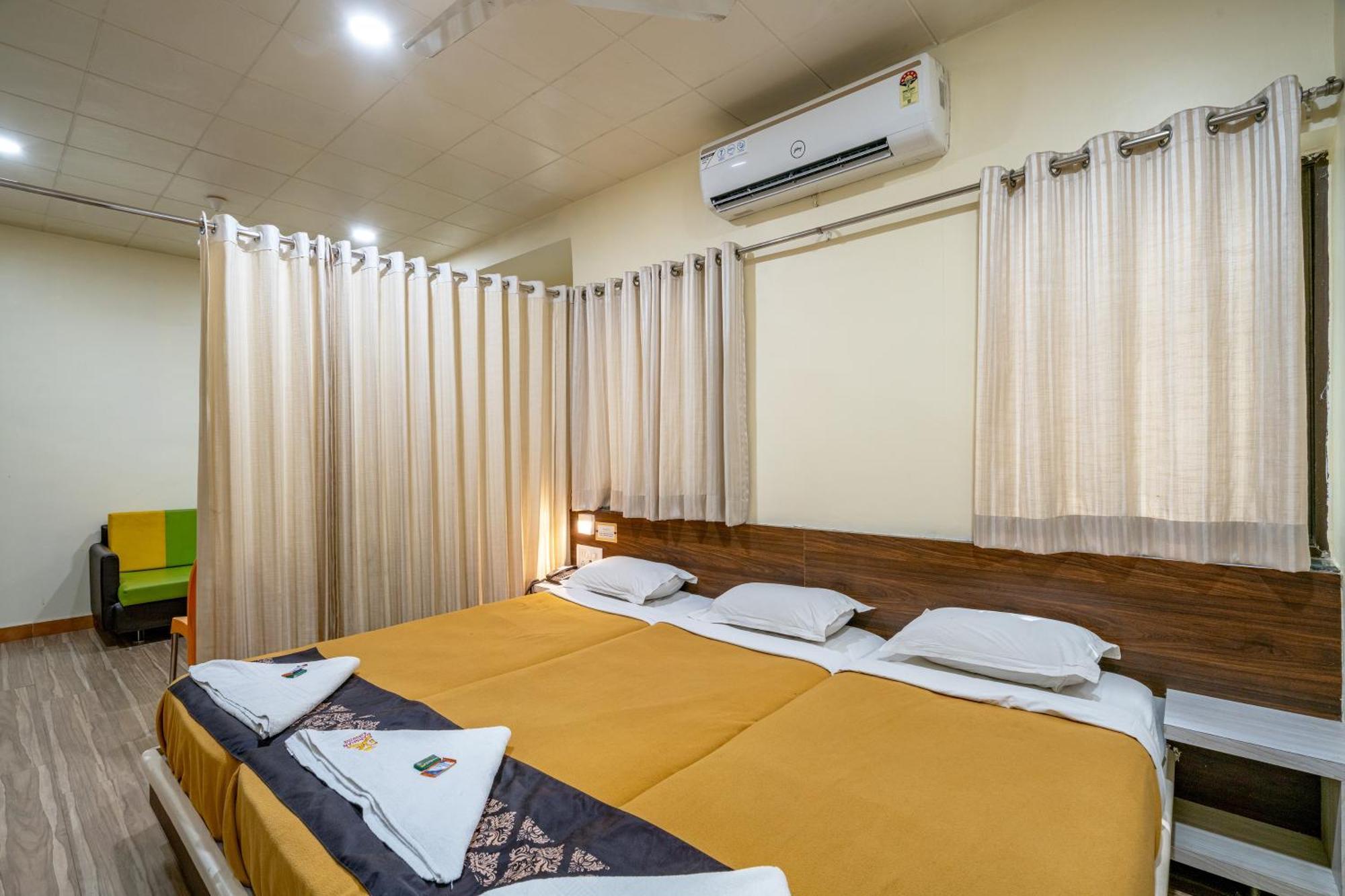 Hotel Darshan Executive Tuljapur Eksteriør billede
