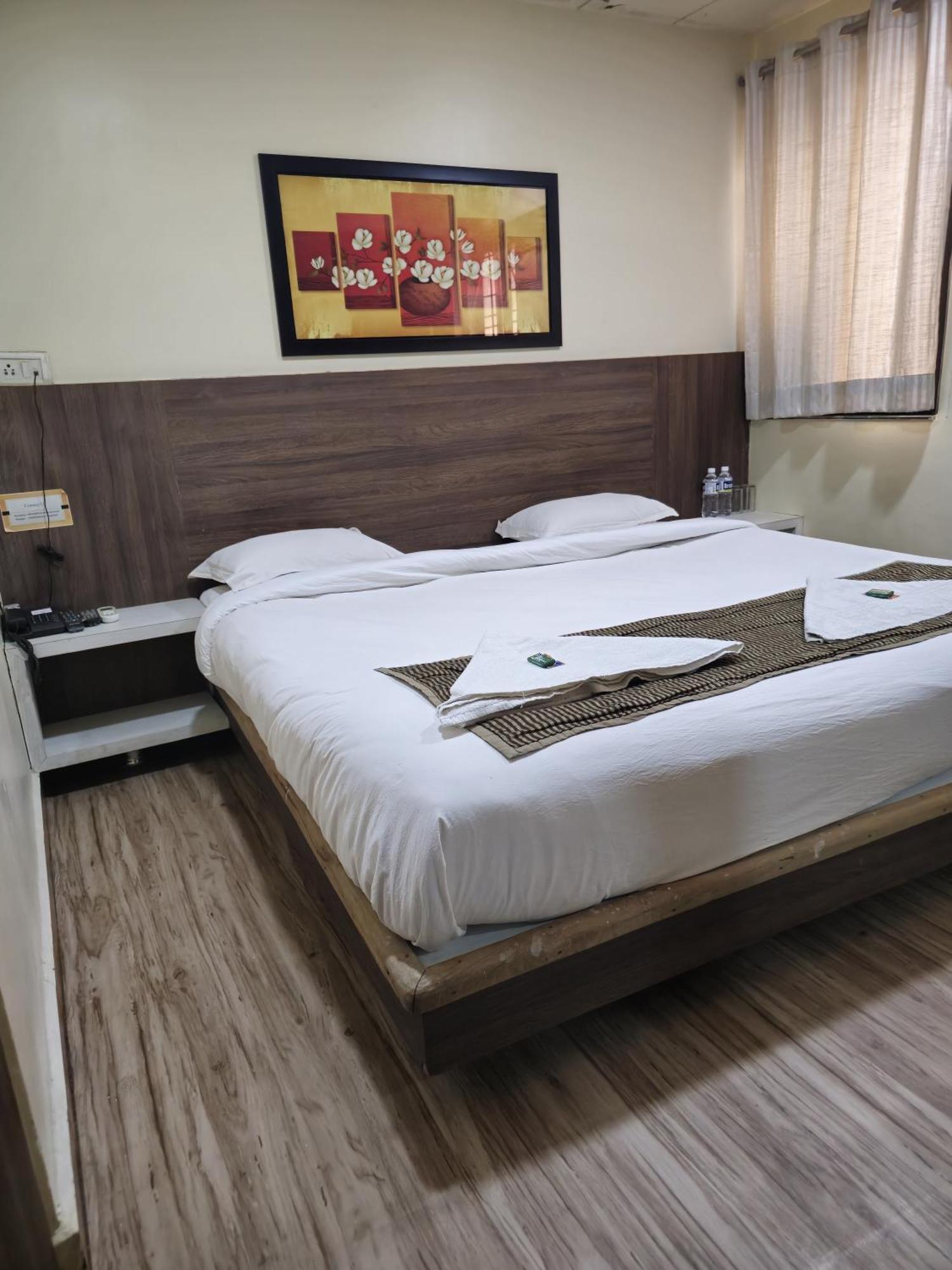 Hotel Darshan Executive Tuljapur Eksteriør billede