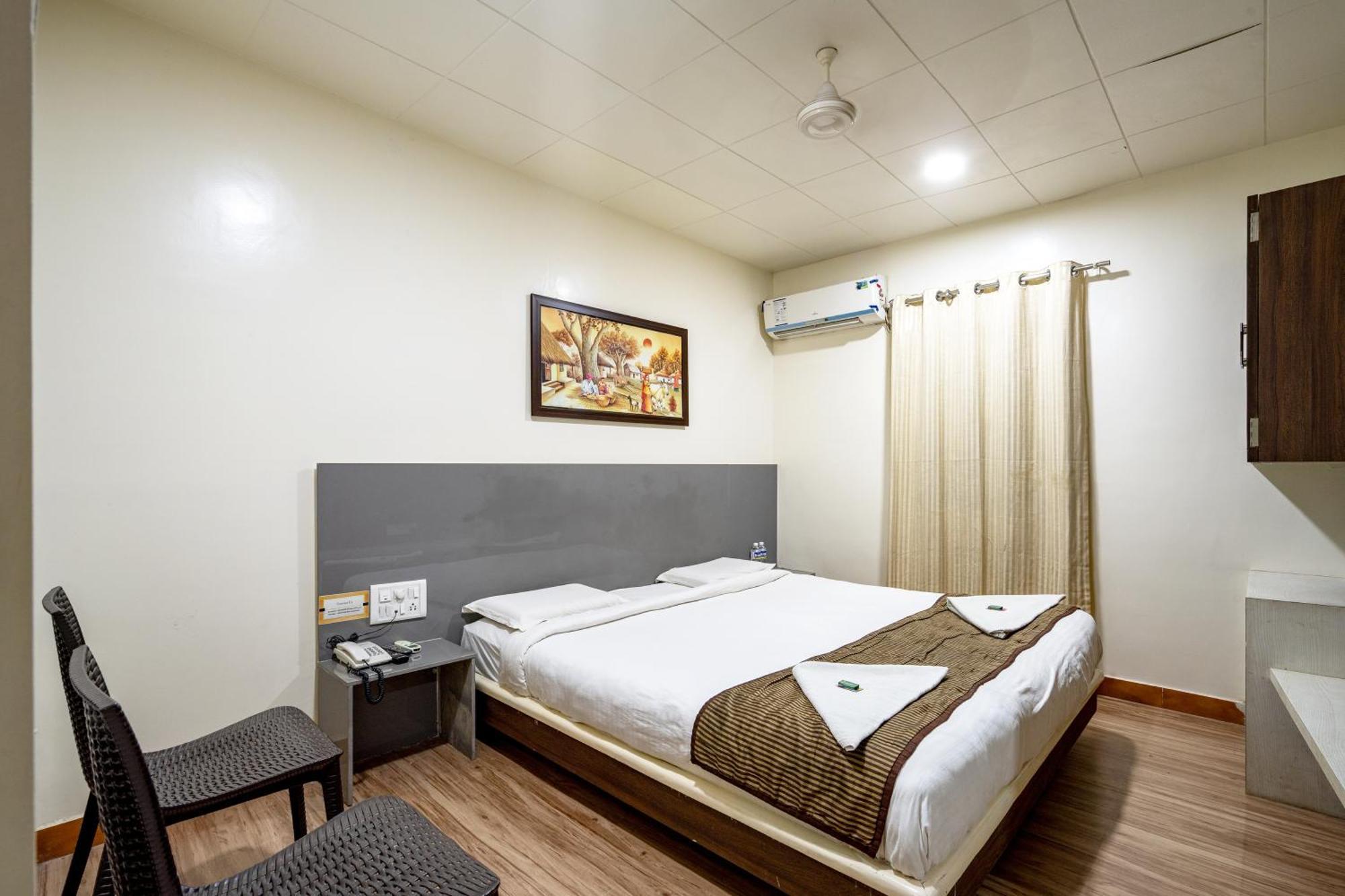 Hotel Darshan Executive Tuljapur Eksteriør billede