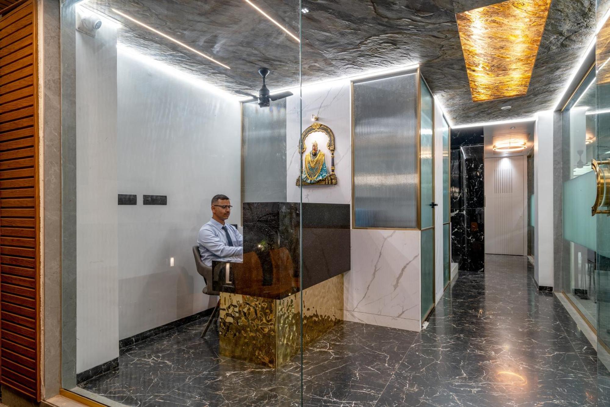 Hotel Darshan Executive Tuljapur Eksteriør billede